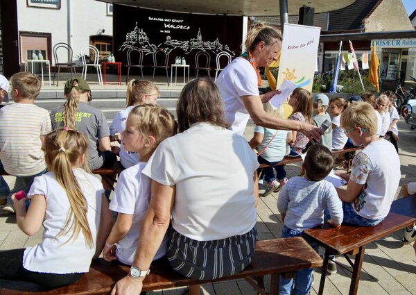 Spielende Kinder auf dem Marktplatz in Waldeck