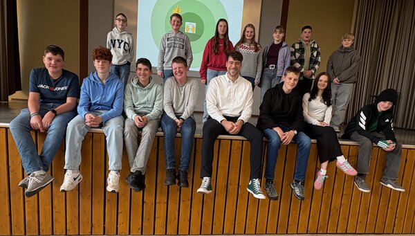 Bürgermeister Havel mit den Jugendlichen