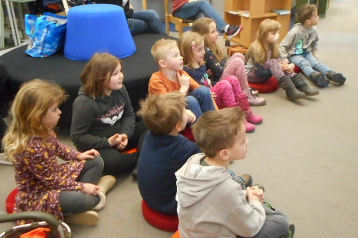 Kindergarten Panama besucht die Stadtbücherei Korbach
