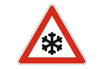 Straßenschild warnt vor Schneeglätte